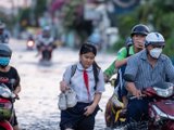 TPHCM ngập giờ tan tầm, nữ sinh xách giày lội nước về nhà