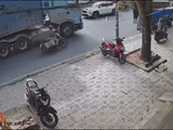 Tông xe tải đỗ ven đường, người đi xe máy tử vong dưới bánh container