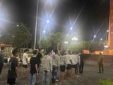 TP.HCM: Ngăn chặn vụ việc đánh nhau, công an đưa 20 thiếu niên đi dọn vệ sinh nghĩa trang liệt sĩ