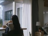Đi làm xa, thường xuyên xem camera nhà lúc đêm muộn, tôi bất ngờ trước việc vợ âm thầm làm sau khi các con ngủ