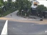Cô gái ngã trượt dài sau cú va chạm bất ngờ với chó thả rông