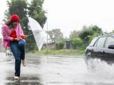 Lái xe tại Anh làm tạt nước vào người đi bộ bị phạt nặng và trừ điểm trên GPLX