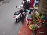 Mải mua hoa quả cùng con, người phụ nữ bị trộm điện thoại trong tích tắc