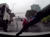 Nhân viên gác đường tàu kịp thời cứu học sinh khỏi cú tông xe đầu kéo trong gang tấc