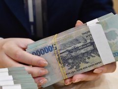 Ngân hàng giảm lãi suất: Chia áp lực để "gồng" giá cổ phiếu, lợi nhuận