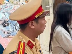 Cô gái hành động lạ bên lan can cầu, Đại úy CSGT Hà Nội nhanh chóng tiếp cận