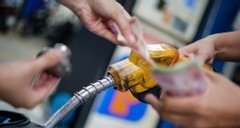 Giá xăng giảm mạnh hơn 1.800 đồng/lít, dầu đồng loạt tăng
