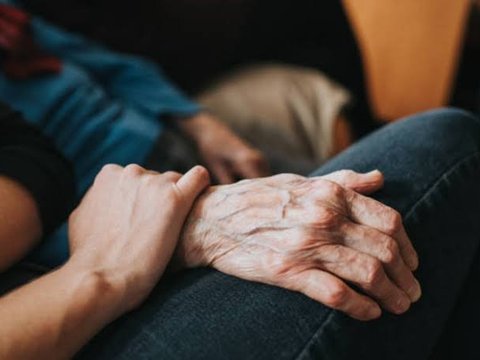 Anh trai được khen hiếu thảo vì đưa bố mẹ đi du lịch mỗi năm, tôi âm thầm trả tiền thuốc 7 năm không ai hay