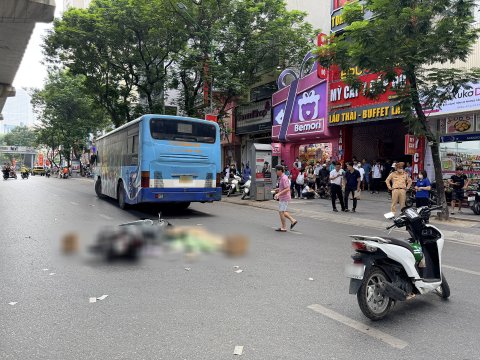 Ngã ra đường sau tai nạn, cô gái bị xe buýt cán tử vong ở Hà Nội