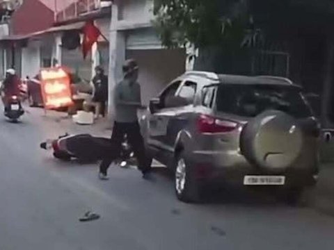 Vụ tài xế bị đâm gục trong ô tô ở Hà Nội: Hung thủ bịt mặt, giật dao của người bán thịt trước khi gây án