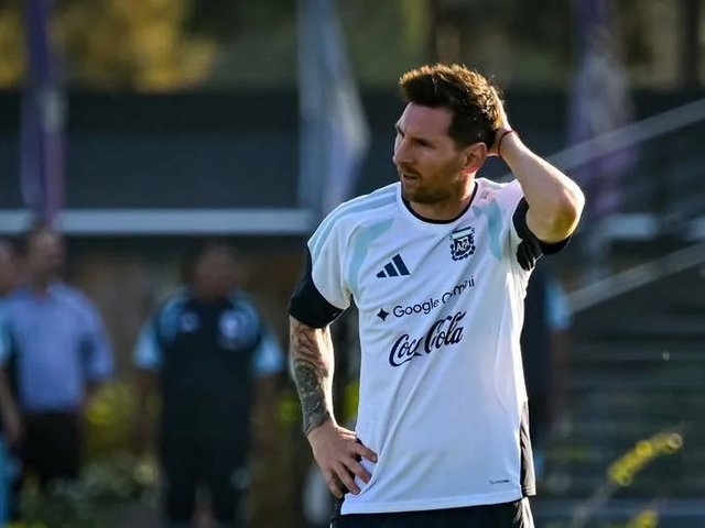 Messi và nhiều đồng đội Argentina phải tập riêng trước World Cup