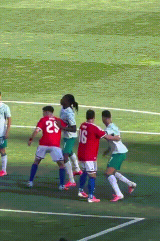 Cristiano Ronaldo bị chế giễu vì pha đánh đầu gây cười trong trận giao hữu trước World Cup
