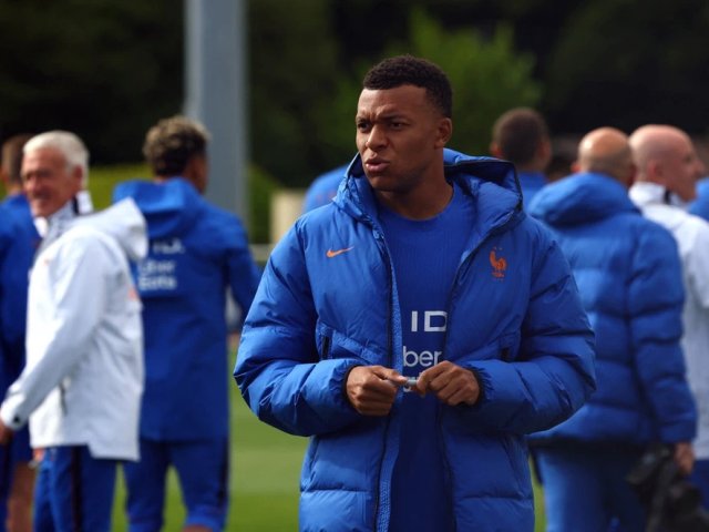 Mbappe khiến CĐV Pháp phẫn nộ vì bỏ trại tập trung đi hẹn hò mỹ nhân