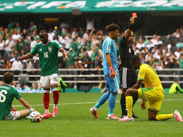 Mưa thẻ đỏ che mờ chiến thắng của Mexico ngày khai mạc World Cup