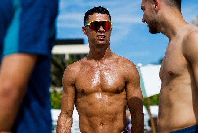 Cristiano Ronaldo bị cấm tắm biển ở Mỹ