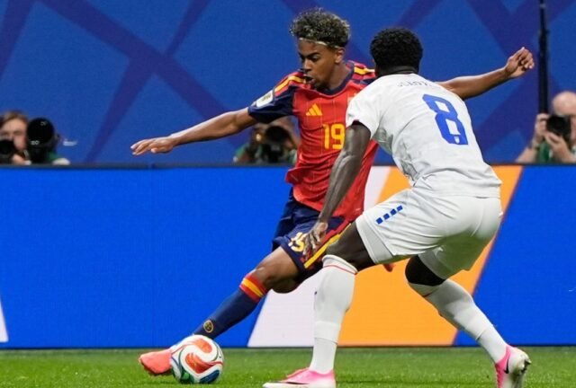 Tây Ban Nha gây thất vọng lớn, bị đội hạng 64 thế giới cầm chân ngày ra quân World Cup