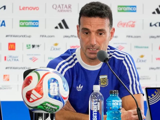 Messi không dự họp báo trước trận, HLV Scaloni nói gì?