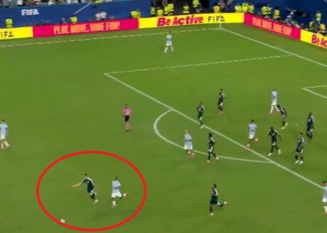 Trọng tài gây sốc khi ngăn tình huống có thể ghi bàn của Saudi Arabia