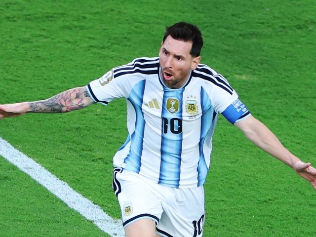 Messi lập hat-trick, cân bằng kỷ lục ghi bàn ở World Cup, Argentina thắng đậm ngày ra quân