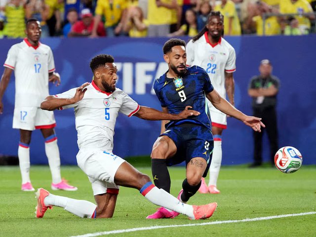 Sao MU lập cú đúp, Brazil thắng dễ Haiti để lên ngôi đầu bảng