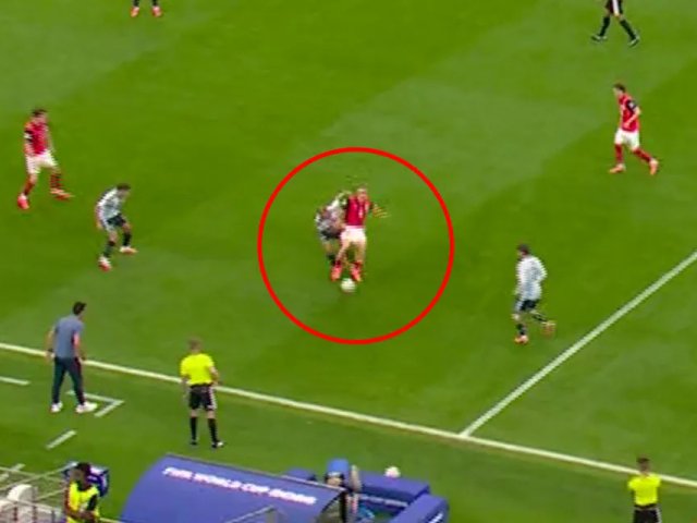 Peter Schmeichel: Bàn thắng phá kỷ lục World Cup của Messi "lẽ ra phải bị hủy"