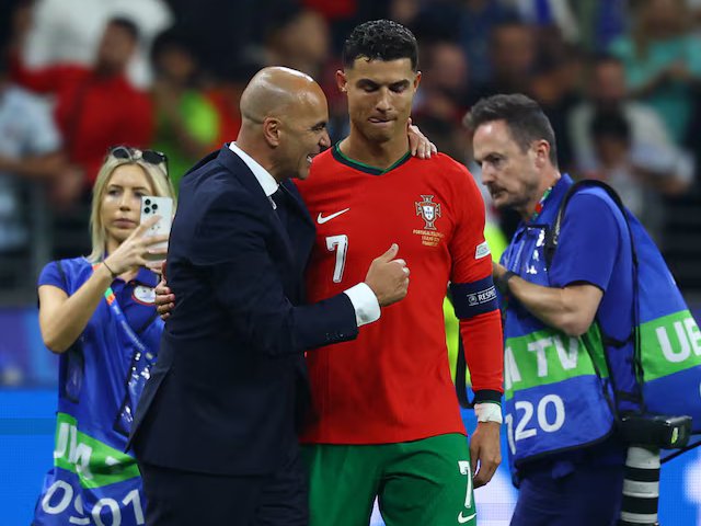 Alan Shearer: HLV Roberto Martinez không dám loại Cristiano Ronaldo