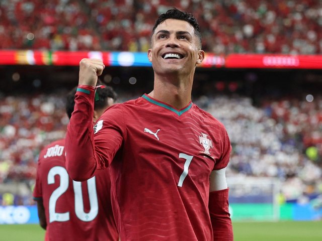 Ronaldo hồi sinh, lập cú đúp giúp Bồ Đào Nha hủy diệt Uzbekistan