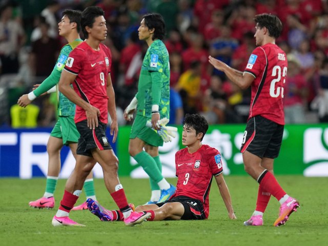 Bị loại cay đắng khỏi World Cup 2026, tuyển Hàn Quốc bị người hâm mộ yêu cầu "tự bơi về nước"