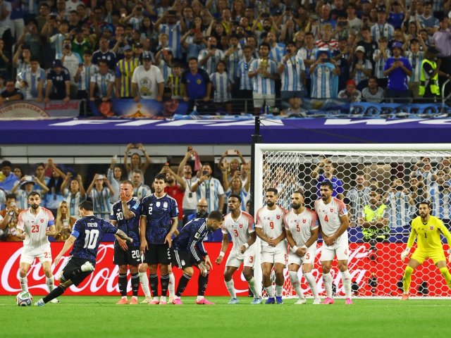 Messi lập siêu phẩm từ ghế dự bị, Argentina hiên ngang tiến vào vòng knock-out với mạch toàn thắng