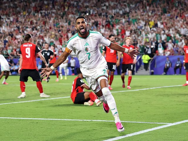 Algeria hòa Áo theo kịch bản điên rồ, cùng dắt tay nhau đi tiếp