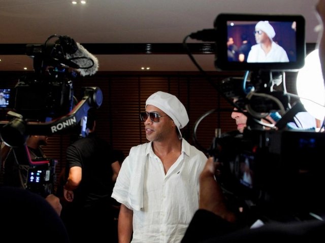 Ronaldinho trở lại sân cỏ ở tuổi 46