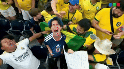 CĐV Nhật Bản gây sốt khi gào khóc đau đớn giữa biển người hâm mộ Brazil