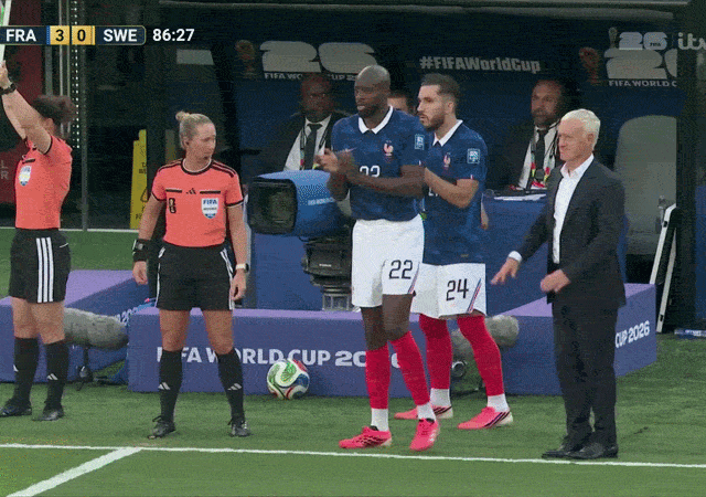 HLV Deschamps cúi đầu trước Mbappe
