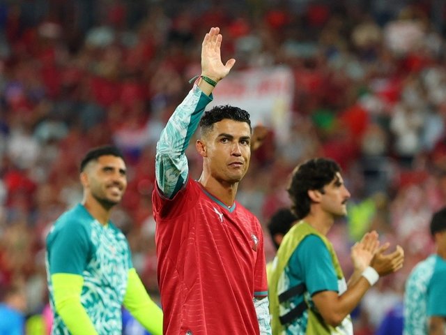 Ibrahimovic gây bão với cáo buộc trọng tài "tìm mọi cách để Ronaldo vô địch World Cup"