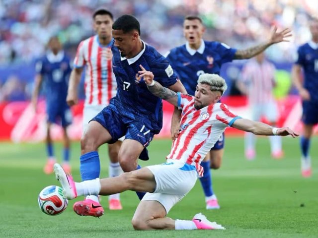 Trọng tài "ngó lơ" lối đá chém đinh chặt sắt của Paraguay, dư luận nổi giận đòi công bằng cho Pháp