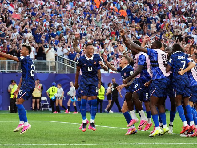 Xác định cặp đấu đầu tiên ở vòng tứ kết World Cup