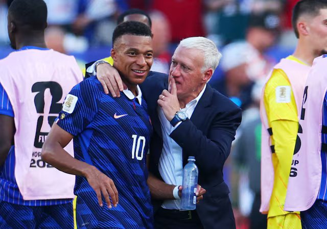 HLV Deschamps yêu cầu 2 cầu thủ Pháp làm "vệ sĩ" cho Mbappe