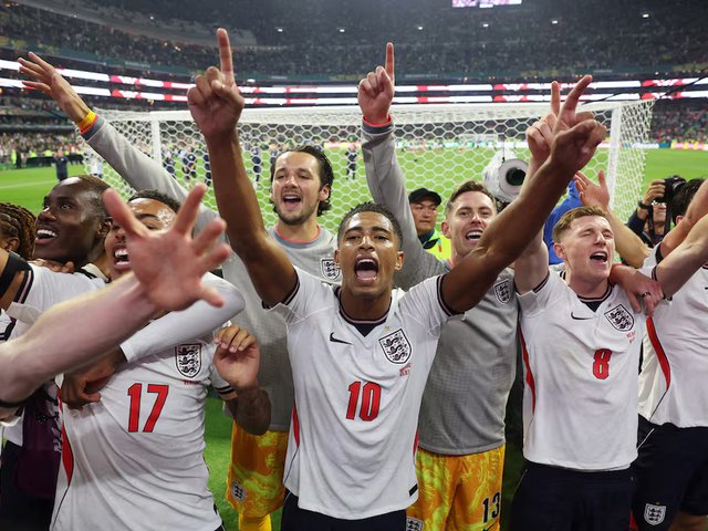 "Tam sư" thắng nghẹt thở chủ nhà Mexico, tiến vào tứ kết World Cup