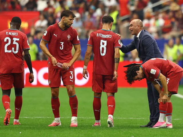 Cựu cầu thủ chỉ trích HLV Roberto Martinez, nói Bồ Đào Nha thua do "quá nghe lời"