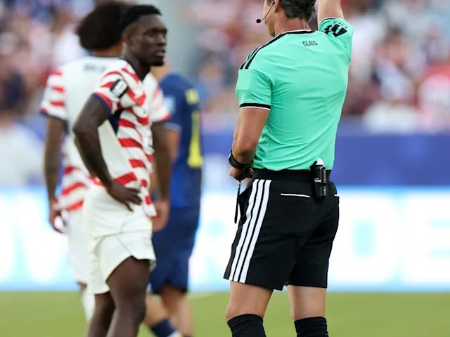 FIFA lên tiếng bảo vệ trọng tài Raphael Claus sau phát biểu của Tổng thống Donald Trump