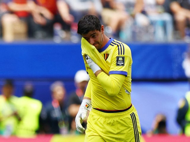 Courtois rời sân trong nước mắt, cay đắng nhìn thủ môn MU mắc sai lầm biếu không bàn thắng cho Tây Ban Nha