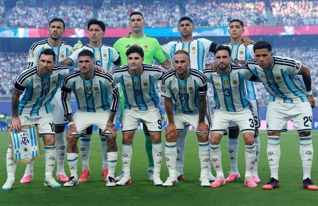 Xúc động lý do Messi và cả đội Argentina đều đeo băng tang trong trận đấu với Thụy Sĩ