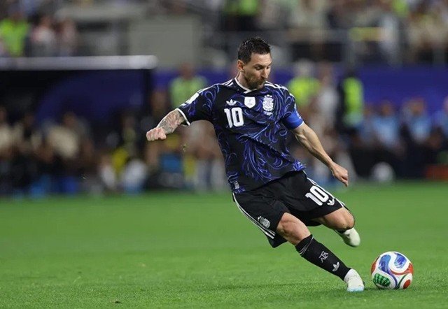 Argentina gửi yêu cầu đặc biệt cho FIFA ngay trước trận gặp Anh, Messi "xin vía" Maradona