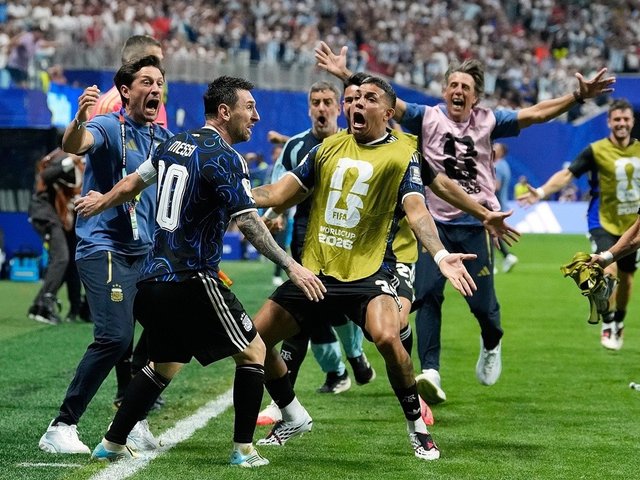 Khoảnh khắc thiên tài của Messi giúp Argentina lội ngược dòng tiến vào trận chung kết