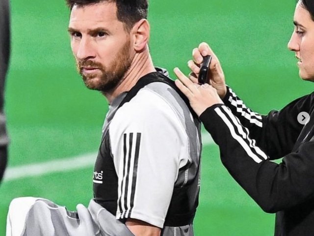 Bí mật sau chiếc áo 'lạ' trang bị đầy công nghệ trên lưng Messi: Thứ giúp Messi chạy không biết mệt