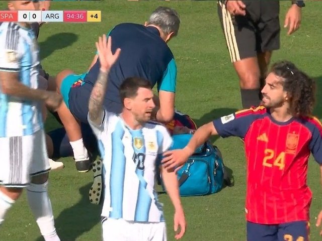 Messi bị chê "trẻ con" khi yêu cầu trọng tài rút thẻ đỏ với Cucurella