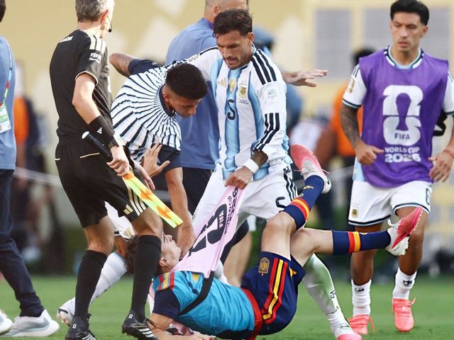 Thua chung kết World Cup, cầu thủ Argentina lao vào ẩu đả
