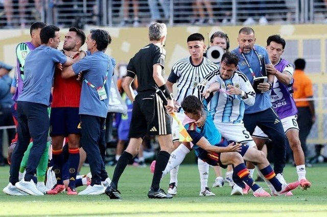HLV Argentina nói về màn xô xát sau trận chung kết, khen duy nhất 1 cầu thủ đội nhà mà không phải Messi