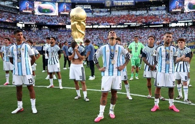 Cả đội Argentina tỏ thái độ khinh miệt Tây Ban Nha ngay trong lễ trao cúp, bị gọi là "nỗi xấu hổ" World Cup