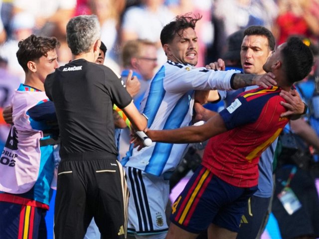 FIFA xóa thẻ đỏ của Paredes sau vụ xô xát ở chung kết World Cup 2026